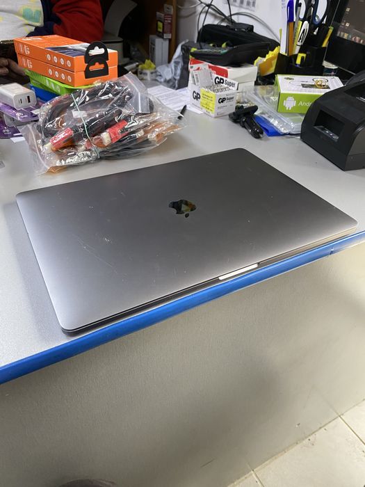 Mac Book Pro 15 a1990 2019 I7  16/256 video 4GB