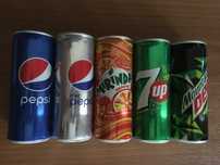 Колекція порожніх закритих банок Pepsi
