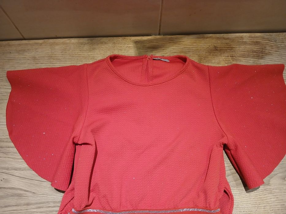 Czerwona błyszcząca sukienka