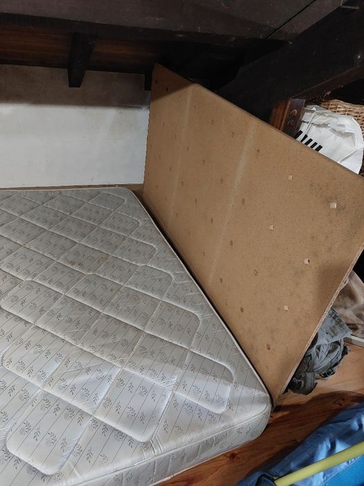 Cama de corpo e meio com estrado e colchão