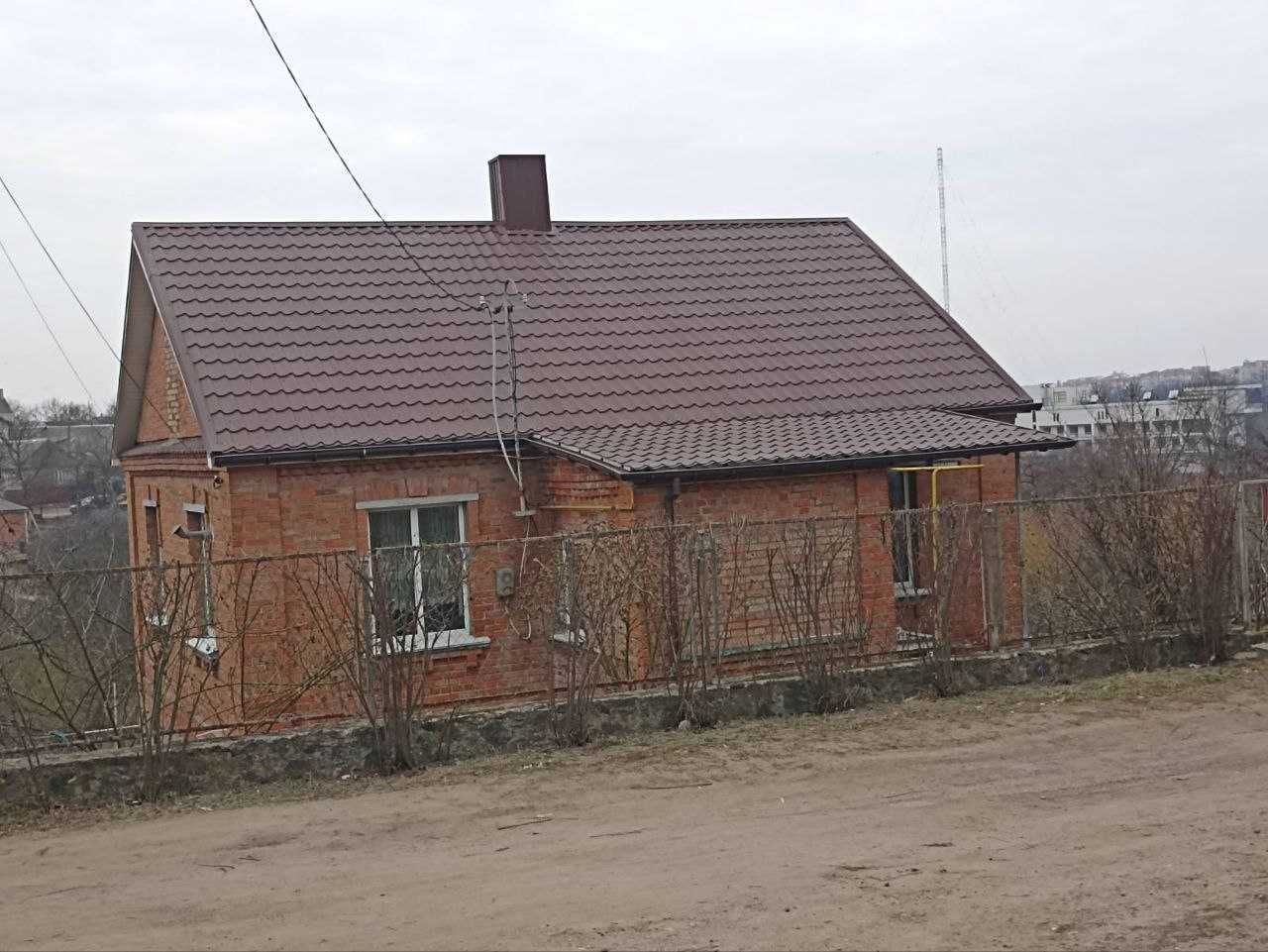 Продаж затишного будинку недалеко від центру міста.