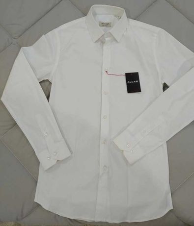 Camisa branca da marca Alcar
