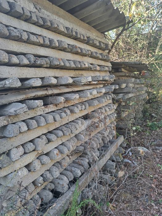 Стовпчики бетонні для огорожі або винограду