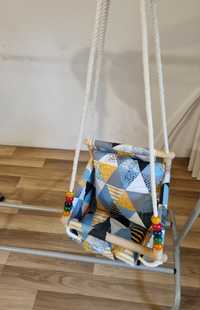Drewniana huśtawka dla dziecka z poduszkami - Kolorowe Trójkąty