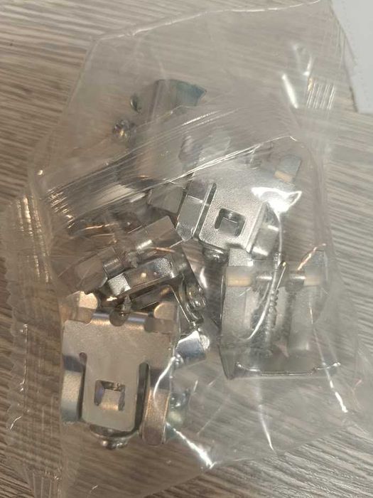 Крепление типа "крючок" для металлической кухонной мойки врезного типа