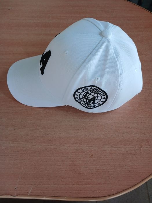 Продам кепку біла з чорним написом