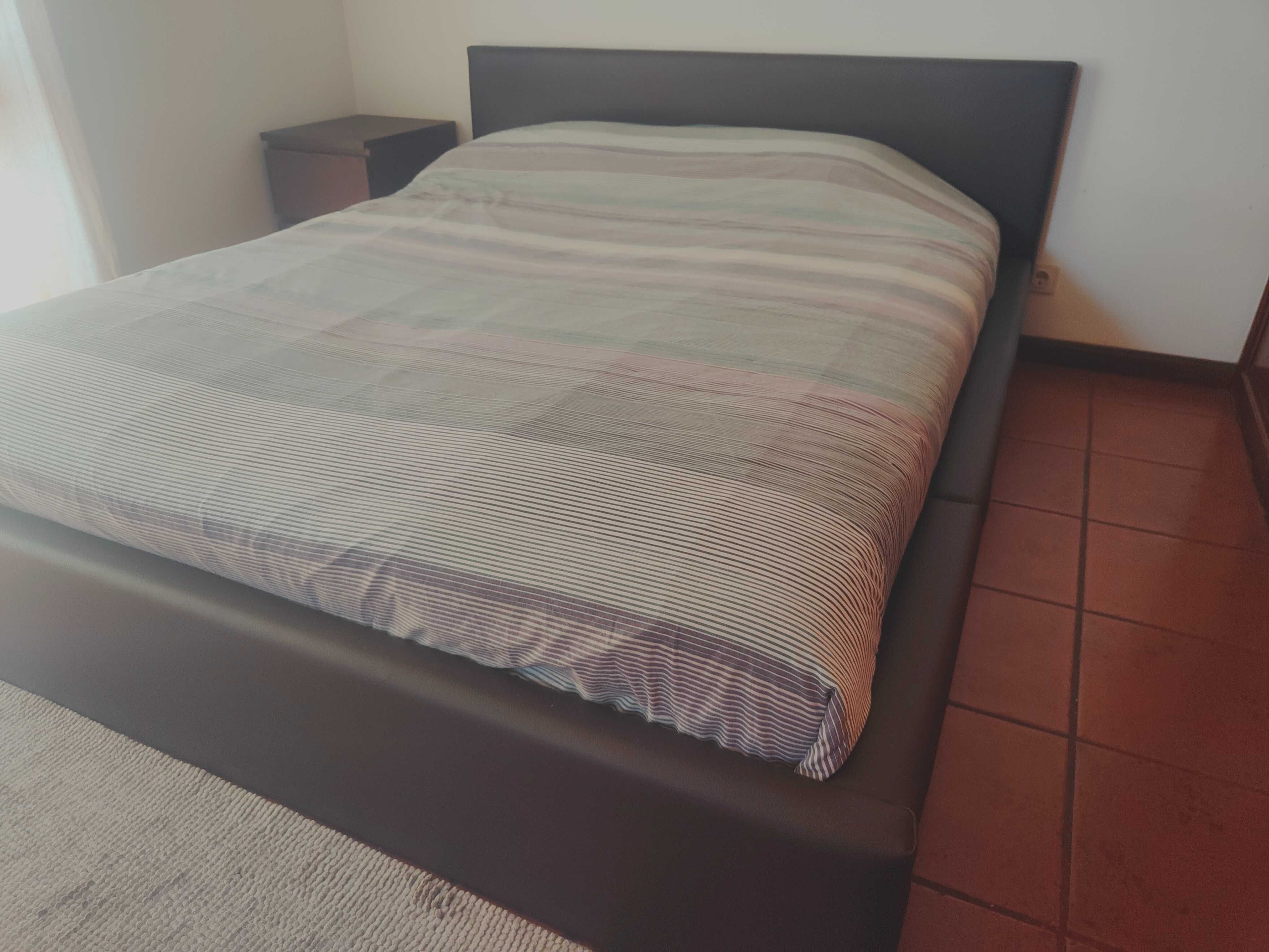 Cama sem colchão toda forrada em napa castanho escuro