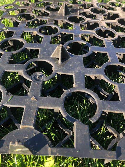 Geokratka, kratka trawnikowa, kratka ażurowa.