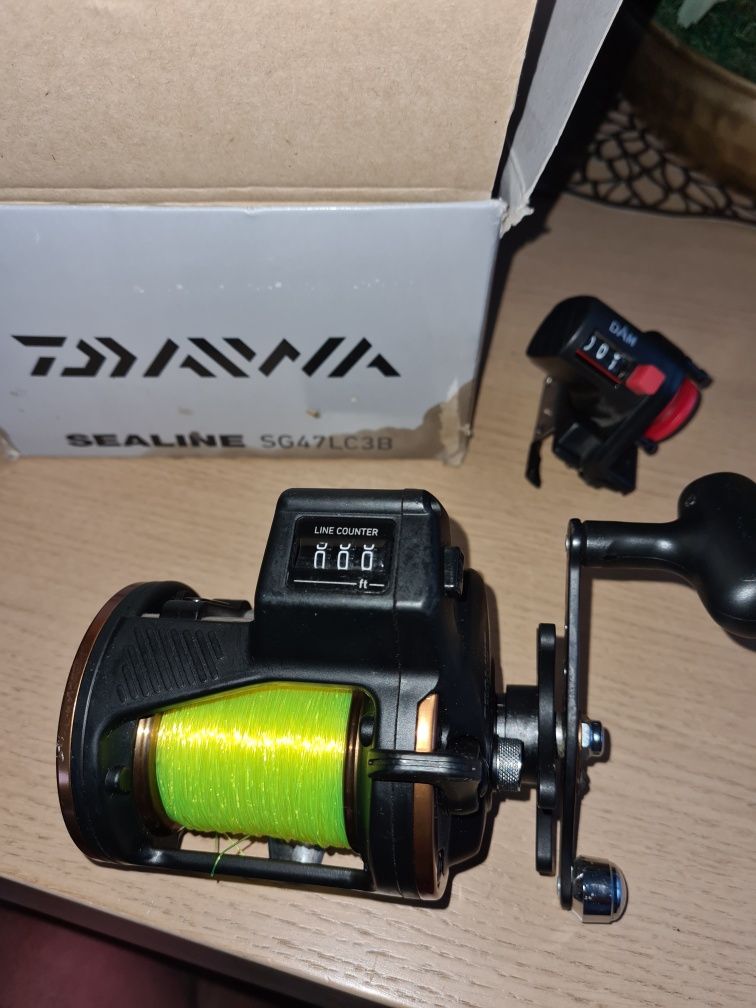 Multiplikator DAIWA SEALINE SG47LC3B na lewą rękę + gratis.