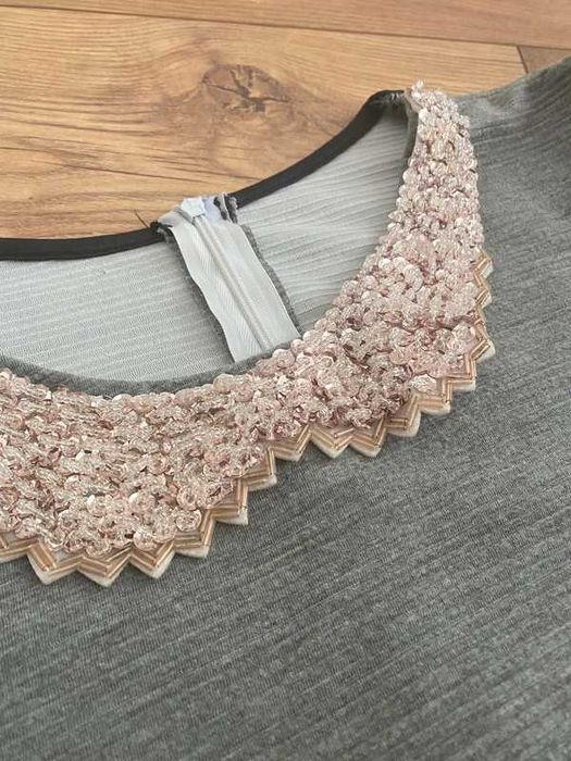 Szara sukienka ze złoty kołnierzem