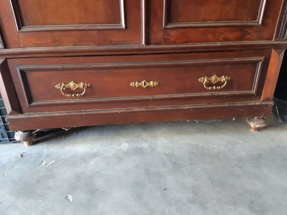 Armário guarda-fatos antigo