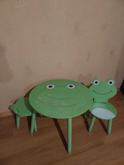 Столик дитячий і два стільчики