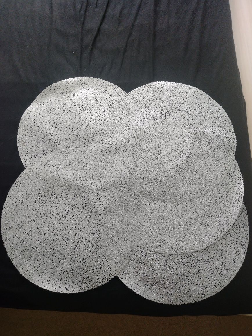 Podkładki na stół średnica 40cm srebrne cena za komplet 5 sztuk