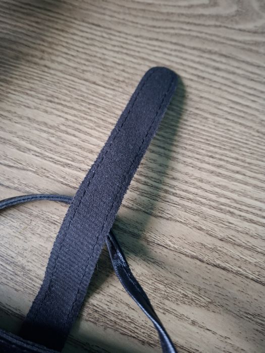 Mała czarna torebka listonoszka złote elementy