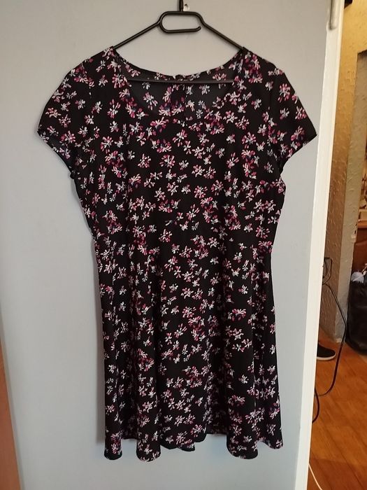 Czarna rozkloszowana sukienka kwiaty kwiatki Peacocks 44