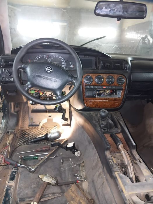 Запчастини на Опель омега б