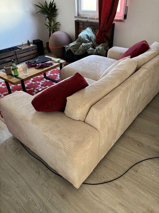 Sofá bege de veludo cotelê