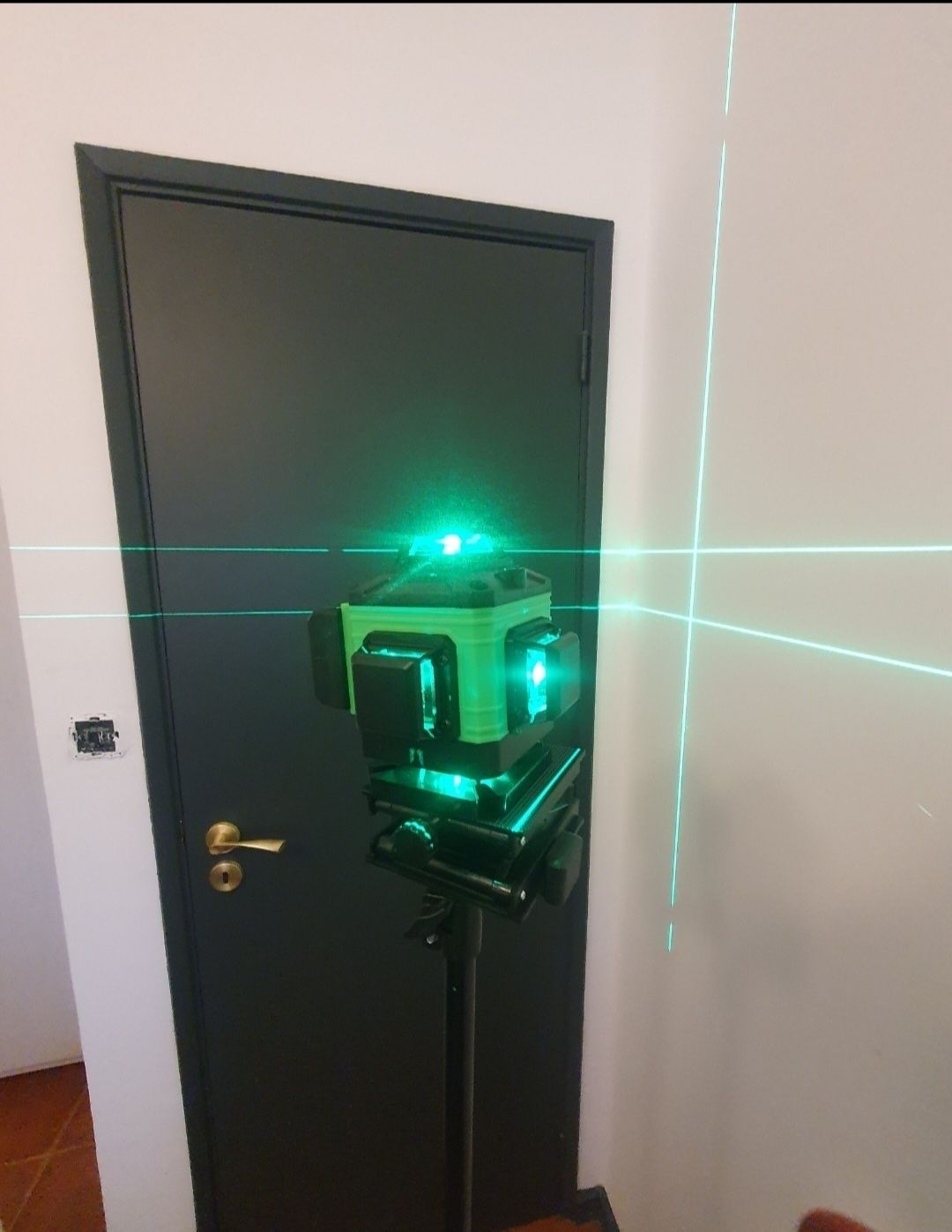 nivel laser 16 linhas com tripé como novo