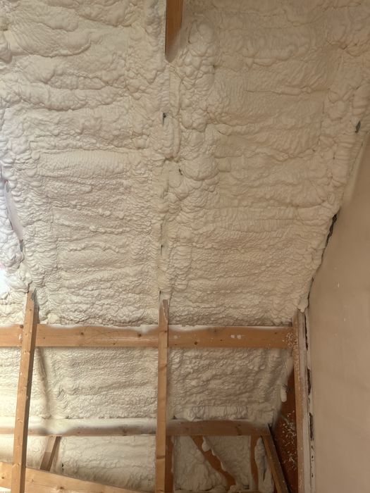 Ocieplenie poddasza,docieplenie,izolacja pianą pur,izolacja natryskowa