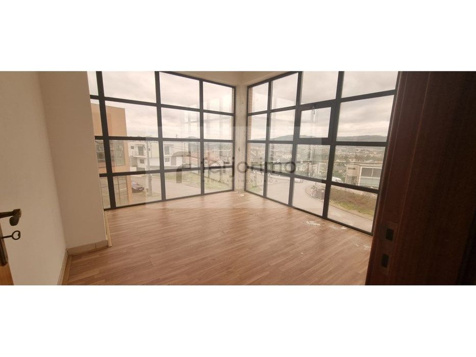 Excelente Pavilhão 

boas áreas

Vários Gabinetes