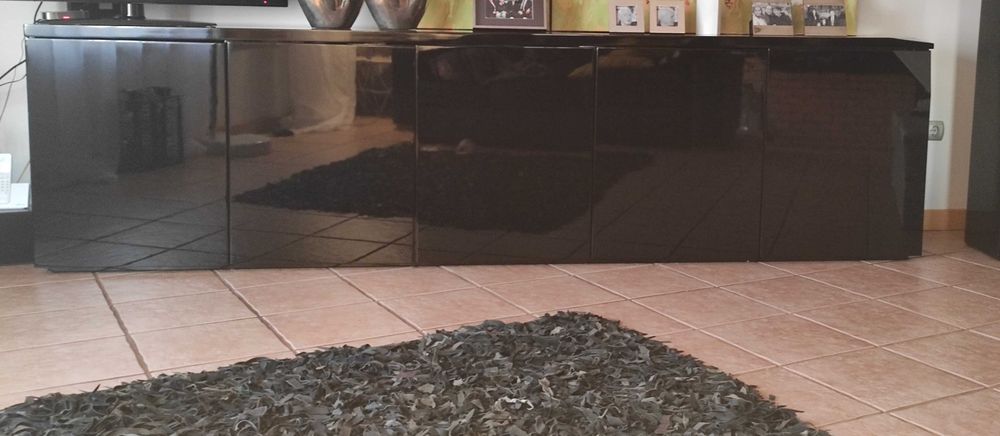 Aparador e mesa lacados preto brilhante