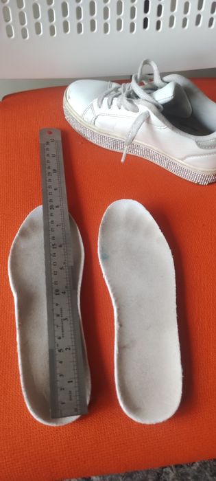 Кросівки зі стразами на підошві 32 розмір.