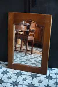 Duże lustro w drewnianej ramie