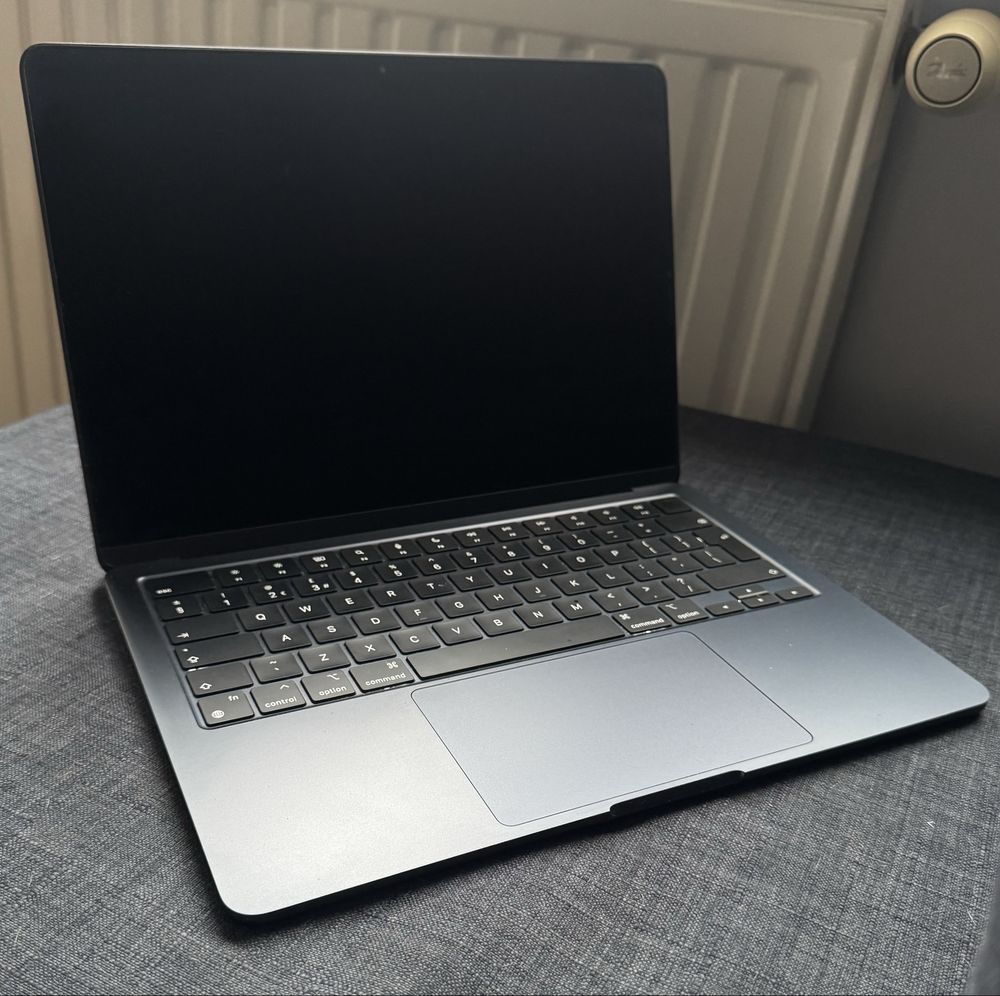 MacBook Air M2 13” + oryginalna myszka
