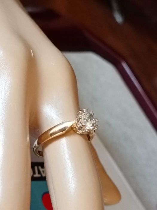 Złoty pierścionek 585 z brylantem 0,85ct (certyfikat)