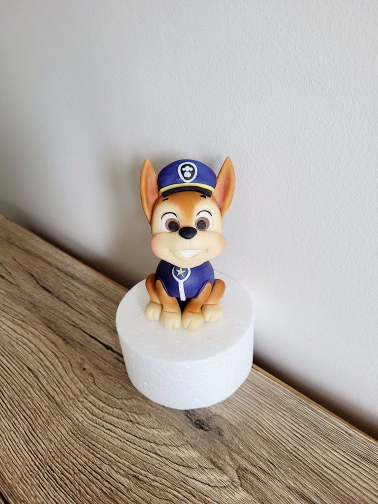 Chase z masy cukrowej psi patrol figurka na tort