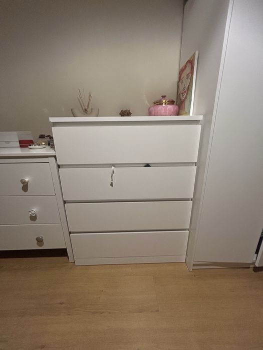 2 comodas Ikea com marcas - mas completamente funcionais