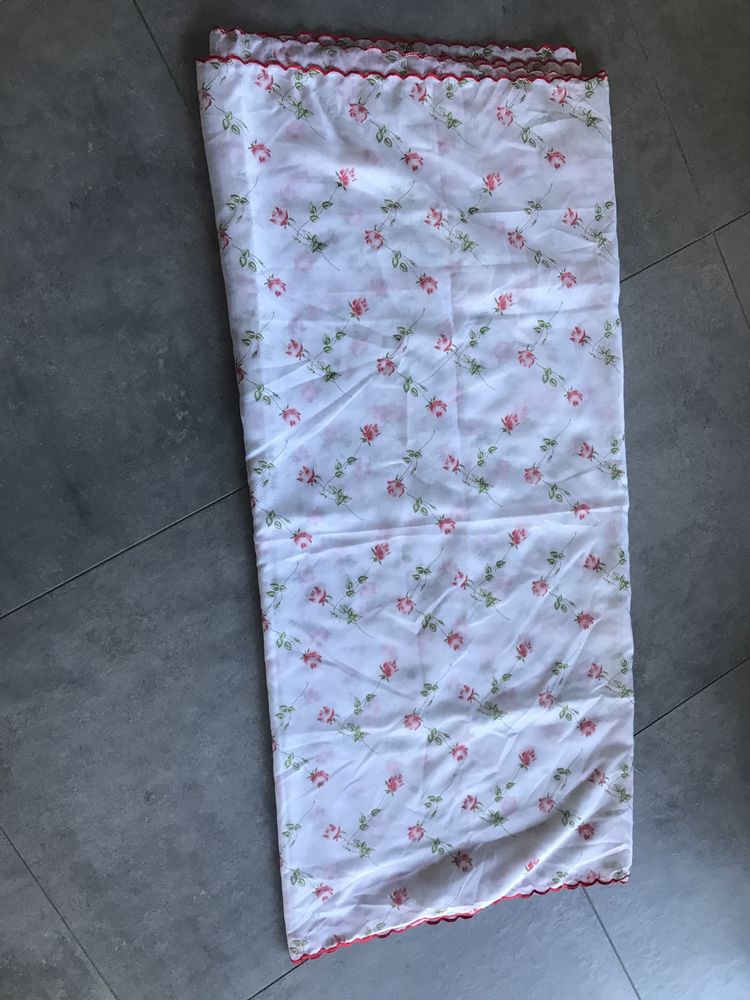 Materiał w różyczki ok. 5 metrów