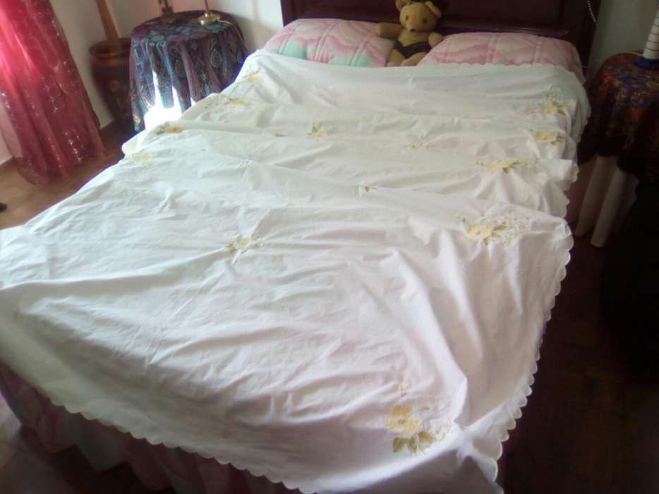 Toalha mesa em algodão bordada
