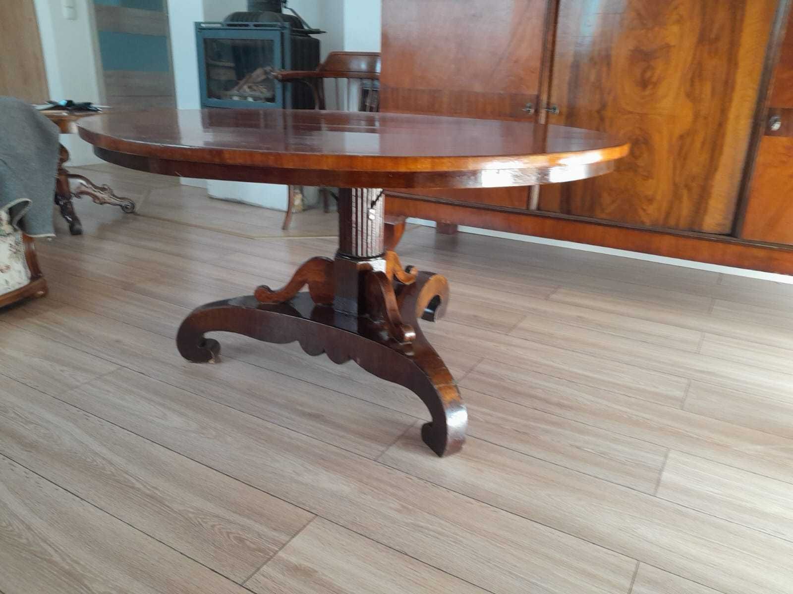 Piękny stół drewniany owalny