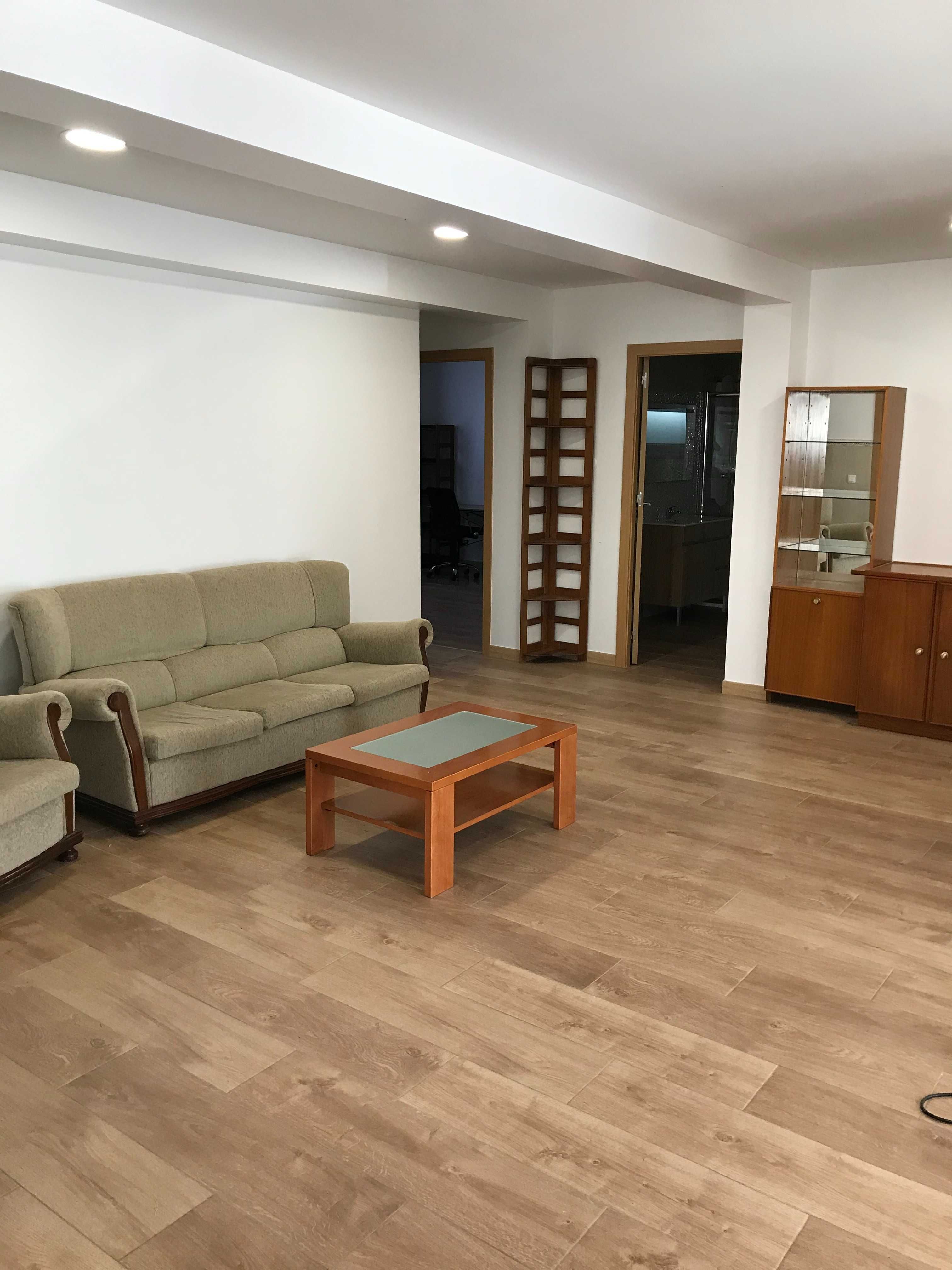 Quarto individual muito grande para rapaz