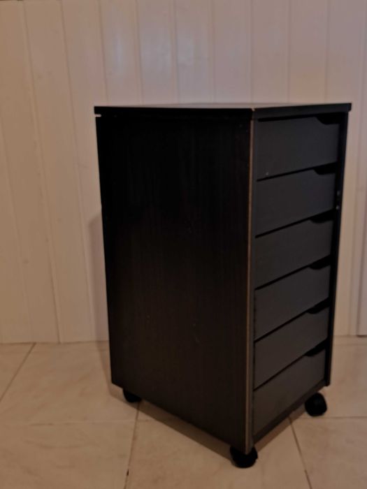 móvel com gavetas e rodísios