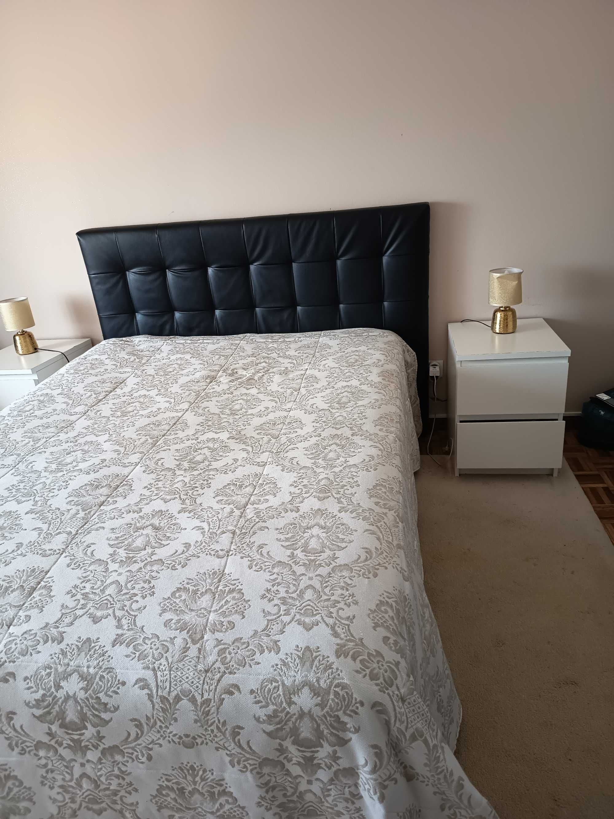 Cama de casal sommier com mesas de cabeceira
