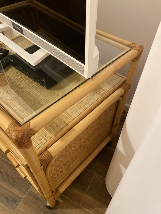 Movel em bambu para tv com arrumação