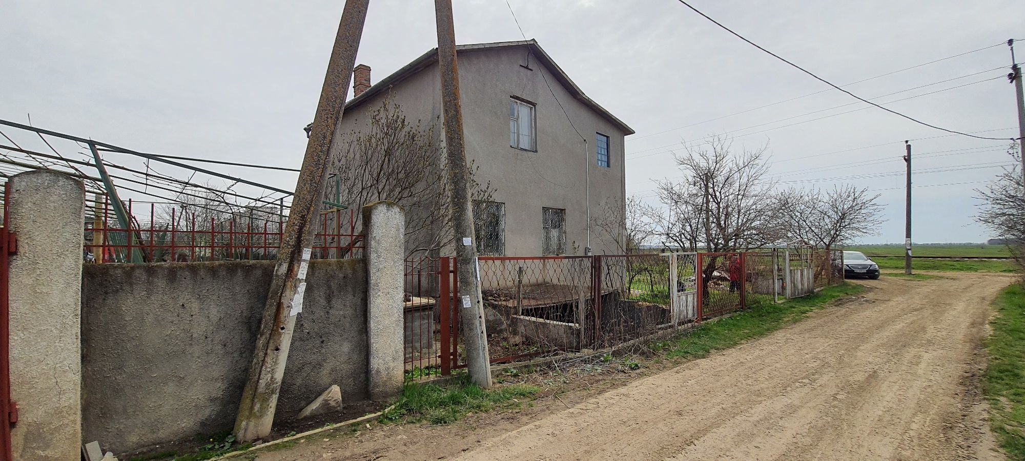 Двухэтажный дом с гаражом в подваде
