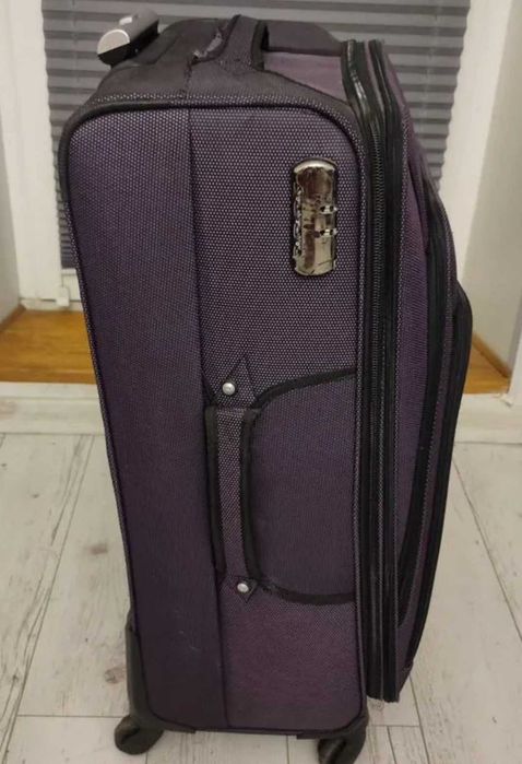Чемодан средний на колесах