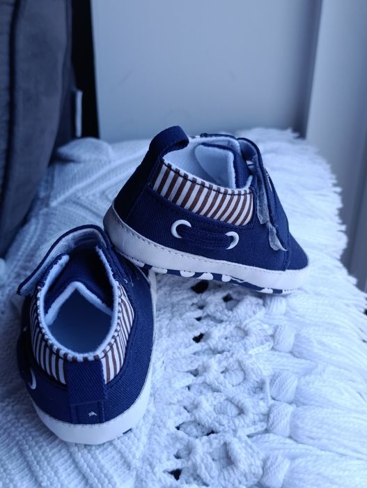 Sapatinho azul e branco para bebé