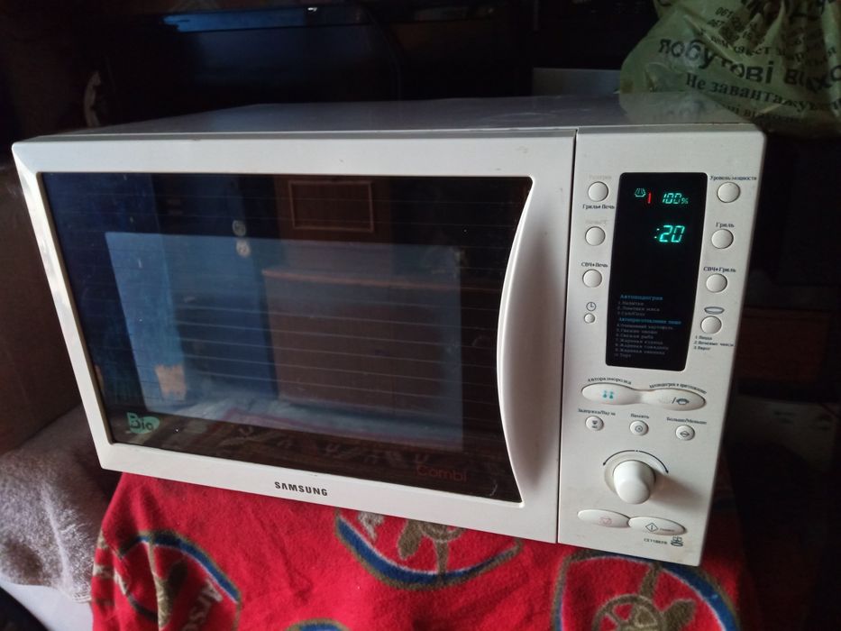 Большая микроволновая печь Samsung в отличнейшем состоянии