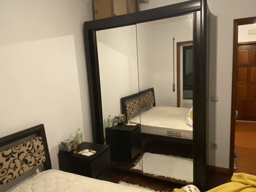 Cama casal com colchao e roupeiro