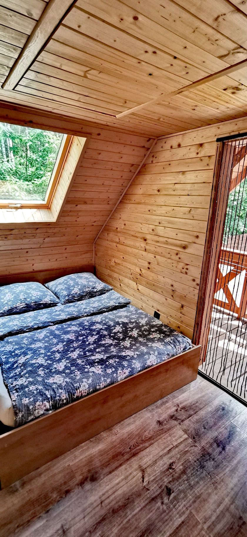 8-osobowy domek z kominkiem i balią.