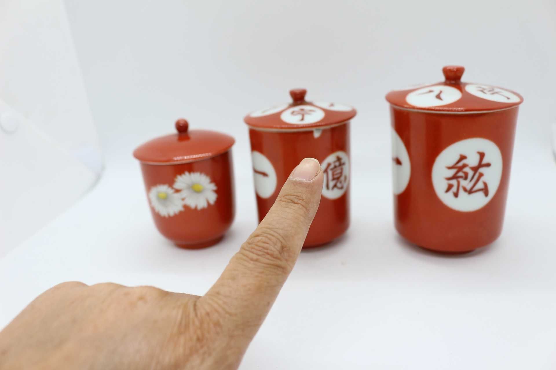 Caixas Porcelana Chinesa "Rouge-de-Fer" Reservas e Caracteres