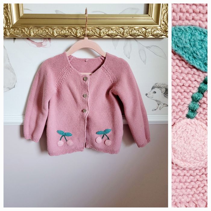 Sweterek 80-86 kardigan o grubym splocie z haftowanymi wisienkami