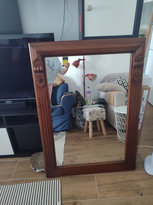 Espelho com moldura de madeira