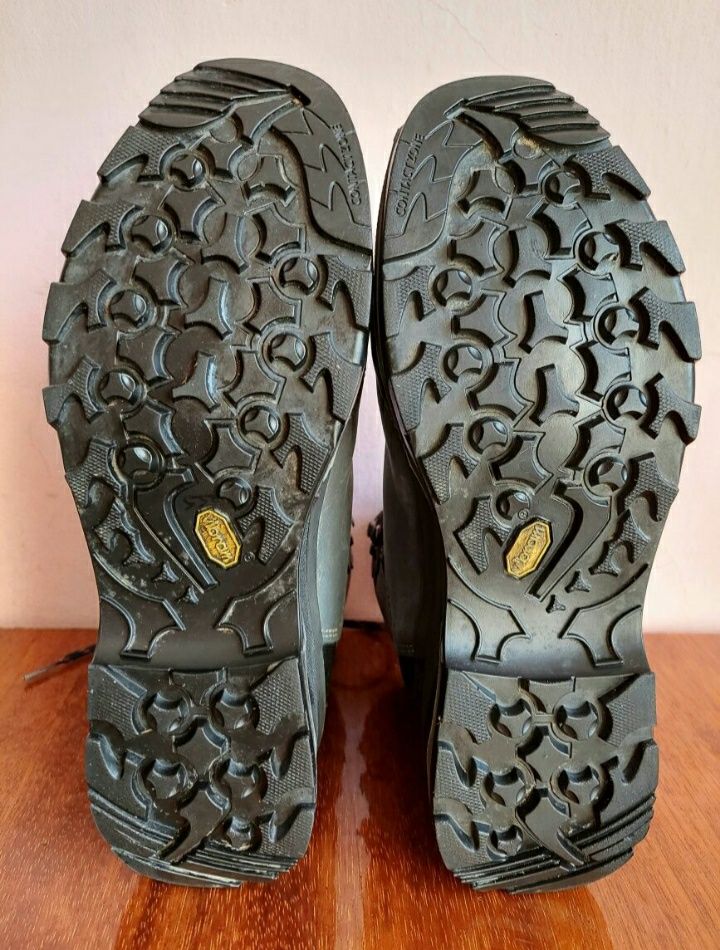 черевики фірми lowa gore tex vibram оригінал 

Розмір по бірці:
UK 5 1