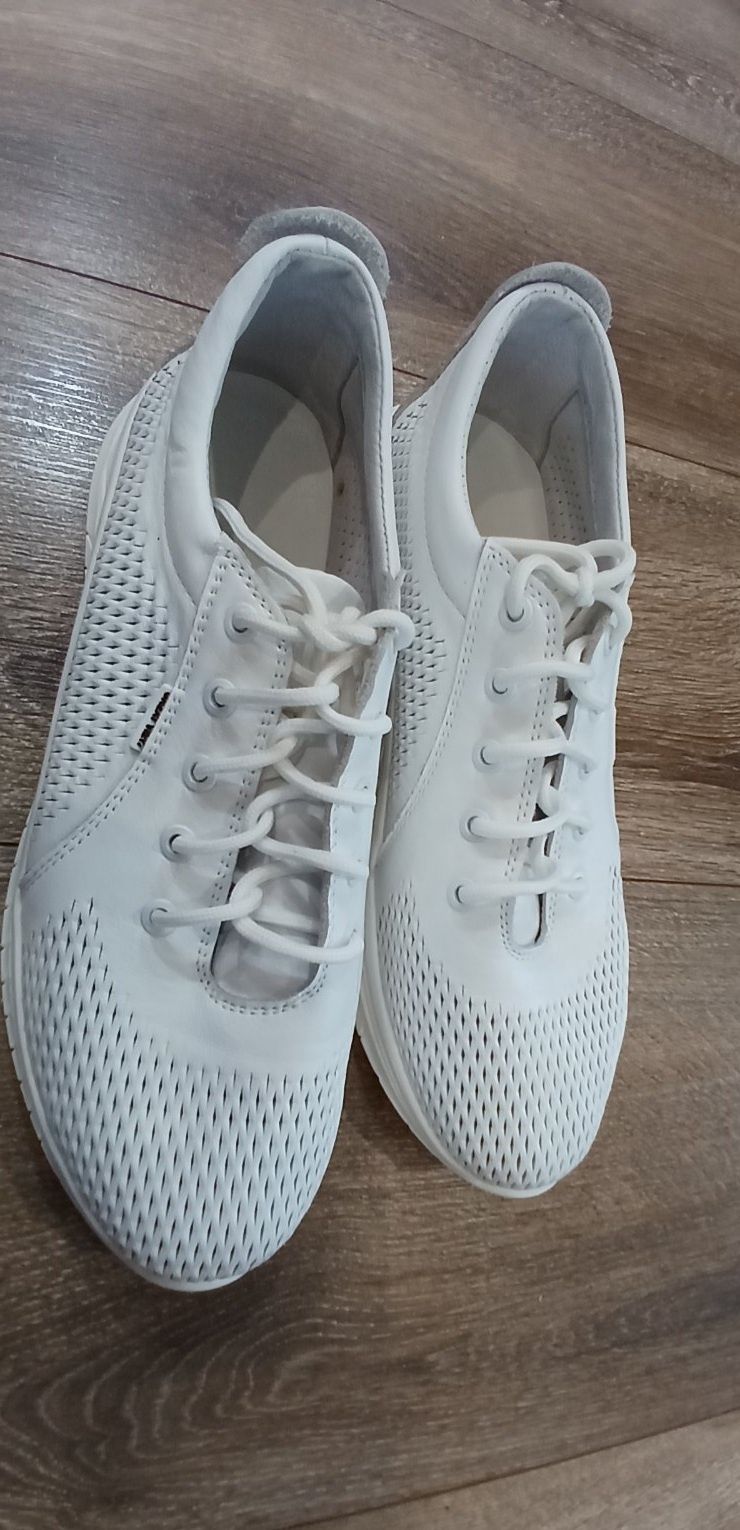 Кросівки шкіряні білі , розмір 39