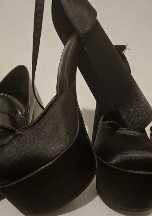 VENDA URGENTE-Vendo 2 sapatos altos